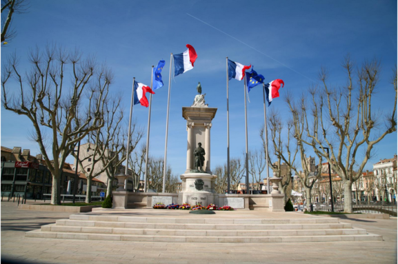 photo d ensemble monument aux morts Narbonne.PNG